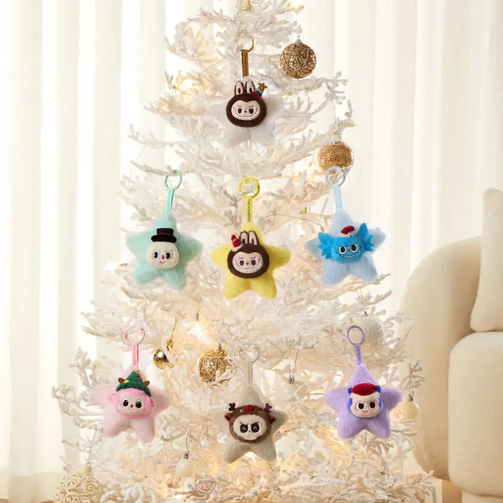 Décoration de Noël avec les peluches Sparkly Plush POP MART dans un sapin blanc