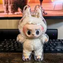 PROTECTION_POUR_LABUBU_Monlabubu.ch_LABUBU_DEBOUT_DEMO.webp